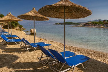 Arnavutluk'ta bir tatil için şemsiye ile güzel bir plaj. İyonya Denizi