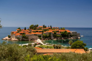 Budva 'daki Sveti Stefan adası güzel bir yaz günü, Karadağ.