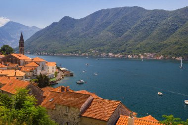 Güneşli Akdeniz manzara. Karadağ, Kotor Körfezi. 