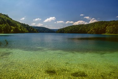 Plitvice Gölleri Milli Parkı'nda güzel şelale. Hırvatistan