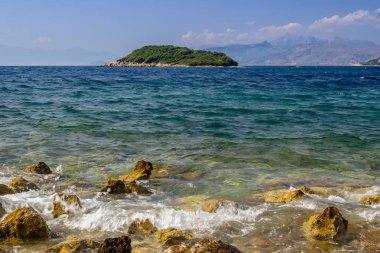 Arnavutluk'ta bir tatil için şemsiye ile güzel bir plaj. İyon 