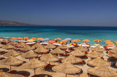 Arnavutluk'ta bir tatil için şemsiye ile güzel bir plaj. İyon 