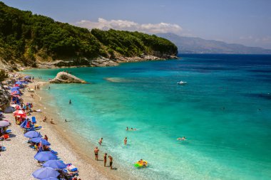 Arnavutluk, ksamil -17 Temmuz 2018. Sahilde turistler dinlenme