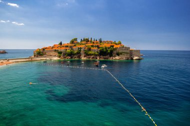 Budva'nın Sveti Stefan Island'da bir güzel yaz günü, Monteneg