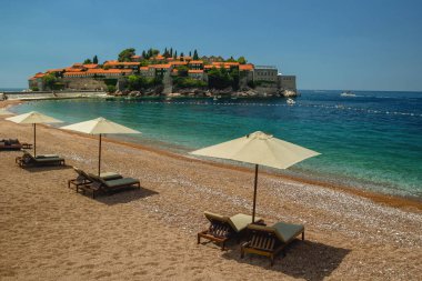 Şemsiye ve Adriyatik Denizi üzerinde güzel bir kumsal. Karadağ.