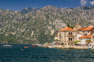 Güneşli Akdeniz manzara. Karadağ, Kotor Körfezi. 