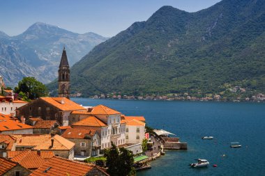 Güneşli Akdeniz manzara. Karadağ, Kotor Körfezi. 