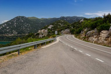 Güneşli bir günde Karadağ dağ yolu. Karadağ