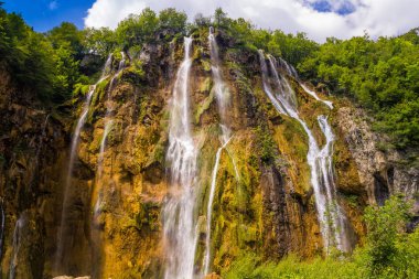 Plitvice Gölleri Milli Parkı'nda güzel şelale. Hırvatistan