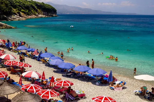 Albánia, ksamil -17 július 2018. Turisták pihen a tengerparton — Stock Fotó