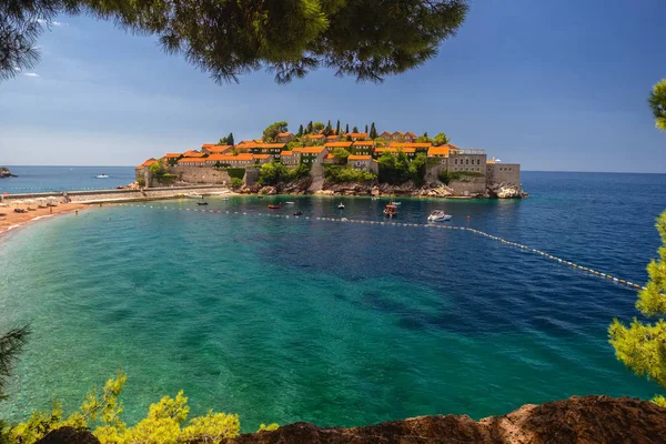 Budva'nın Sveti Stefan Island'da bir güzel yaz günü, Monteneg