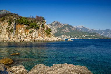 Adriyatik Denizi güzel sahilde. Karadağ.