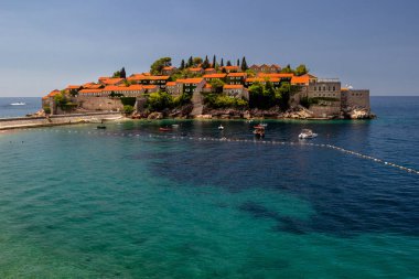 Budva'nın Sveti Stefan Island'da bir güzel yaz günü, Monteneg