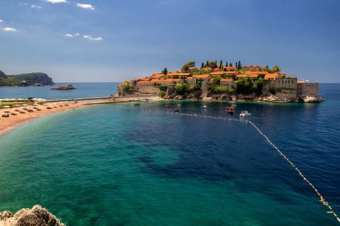 Budva'nın Sveti Stefan Island'da bir güzel yaz günü, Monteneg