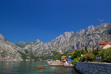 Güneşli Akdeniz manzara. Karadağ, Kotor Körfezi. 
