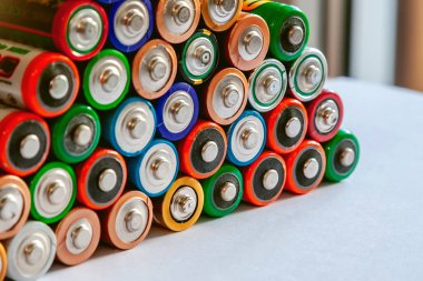 Alkalin pilleri yığını closeup. Birkaç satır.