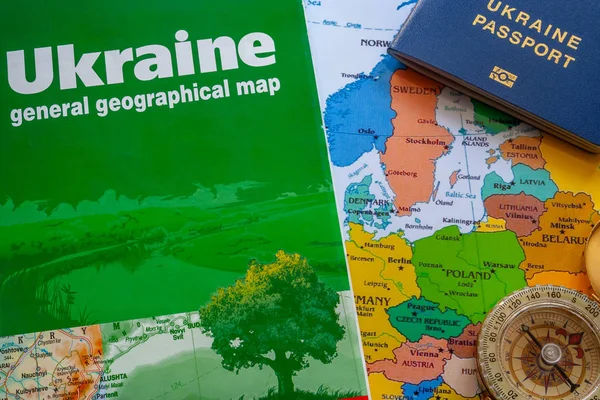 ウクライナのパスポートと旅行の観光マップ. — ストック写真