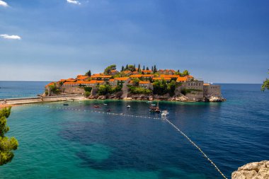 Budva'nın Sveti Stefan Island'da bir güzel yaz günü, Monteneg