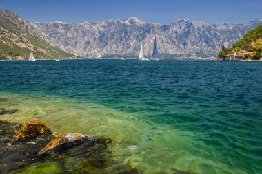 Güneşli Akdeniz manzara. Karadağ, Kotor Körfezi. 