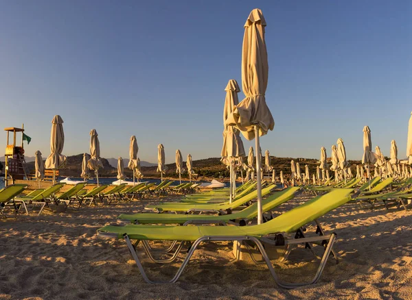 Krásné pláže s deštníky pro dovolenou v Albánii. Jónské moře — Stock fotografie