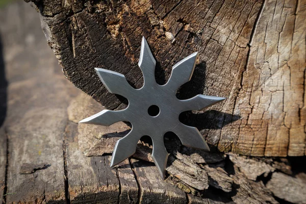 Shuriken (Wurfstern), traditionelle japanische Ninja-Kaltwaffe — Stockfoto