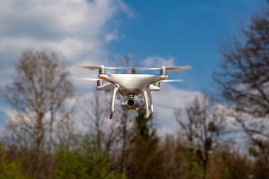 Quadcopter mavi bir gökyüzüne karşı uçuyor. Drone.