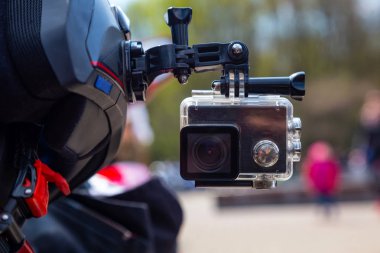 Motosiklet sürücüsünün kaskındaki aksiyon kamerası.