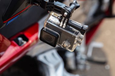 Motosiklet sürücüsünün kaskındaki aksiyon kamerası.