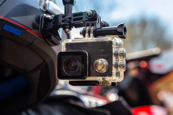 Motosiklet sürücüsünün kaskındaki aksiyon kamerası.