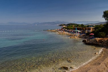 Arnavutluk'ta güzel plaj tatil için. İyonya Denizi