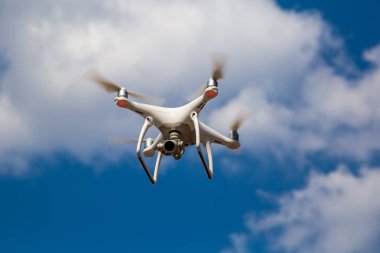 Quadcopter mavi bir gökyüzüne karşı uçuyor. Drone.