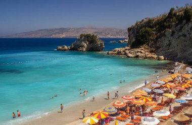 Arnavutluk, ksamil -14 Temmuz 2018. Sahilde turistler dinlenme