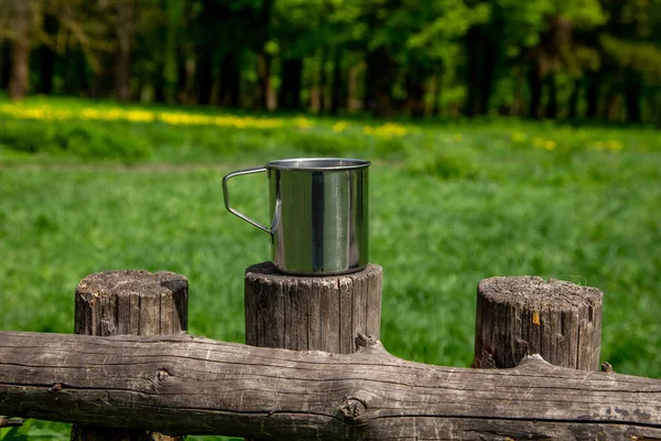 Tazza di acciaio turistico nella foresta estiva all'aperto . — Foto Stock