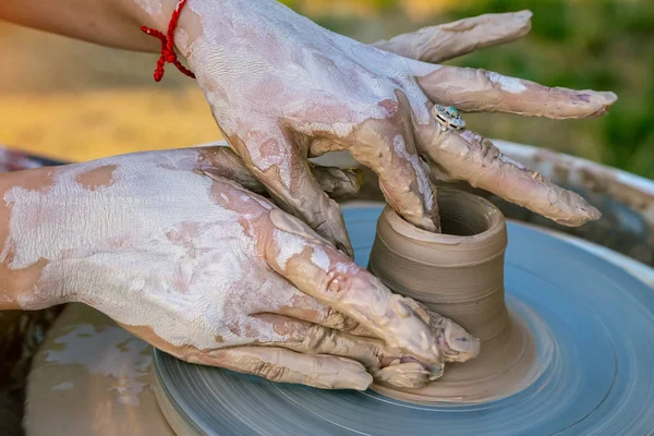 Creación de una escultura de primer plano de arcilla. Manos haciendo productos fro —  Fotos de Stock