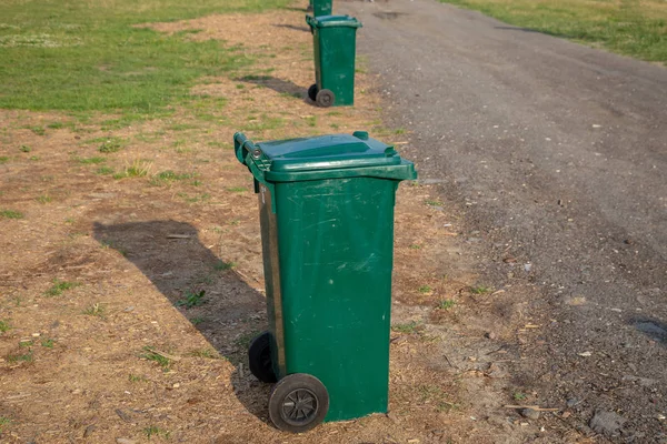 Trash can on a city street. Caring for the environment — Stock Photo, Image