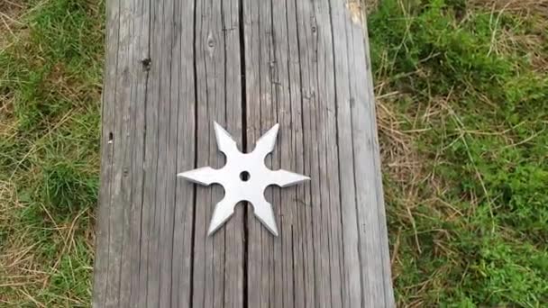 Shuriken Werpster Traditioneel Japans Ninja Koud Wapen Geplakt Houten Achtergrond — Stockvideo