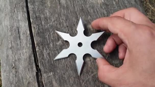 Shuriken Vrhací Hvězda Tradiční Japonský Ninja Studená Zbraň Uvízl Dřevěném — Stock video