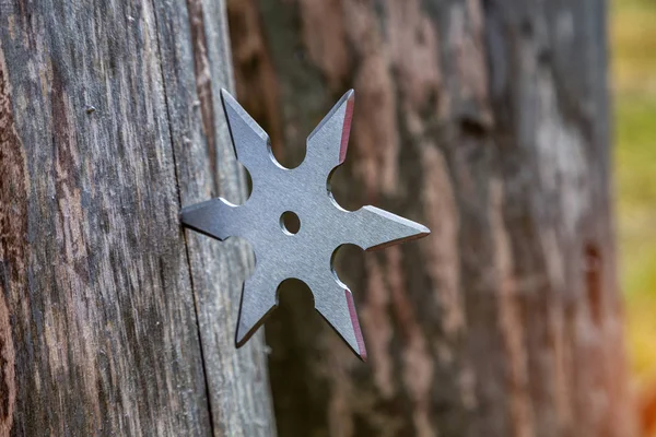 Shuriken (stella lanciatrice), tradizionale arma fredda ninja giapponese — Foto Stock