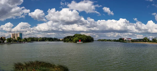 Panorama de la playa de la ciudad. Hermoso río y playa de arena . — Foto de Stock