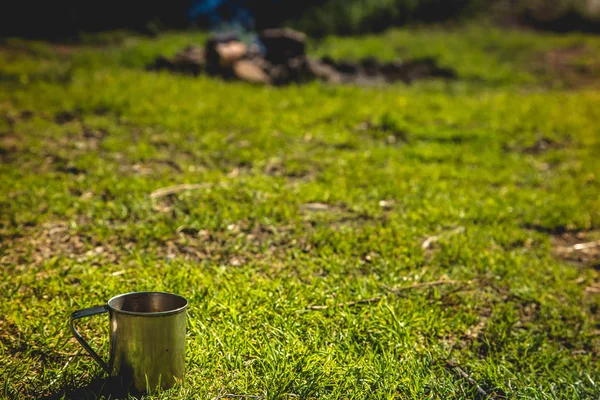 Toeristische mok in het bos. Kamperen in het bos. — Stockfoto