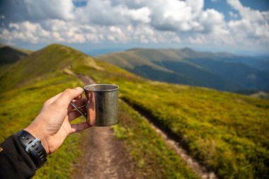 kahve ile dağlarda turist kupa. Carpat'ta Tatil