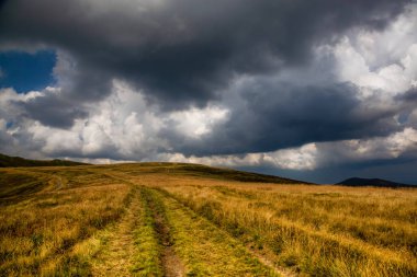 Fırtınalı havalarda güzel dağ manzarası. Karpat dağı