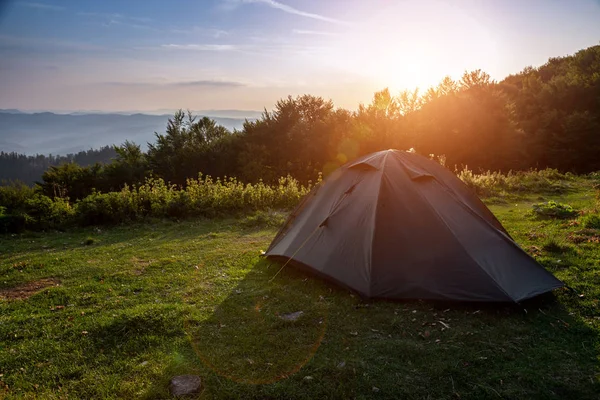 Schöne Berglandschaft mit einem Touristenzelt. Karpatenmou — Stockfoto