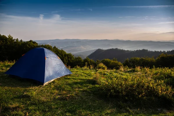 観光テント付きの美しい山の風景。カルパチア・モウ — ストック写真