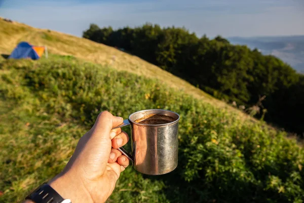 Tourist mug in the mountains with coffee. Holidays in the Carpat — Stock Photo, Image