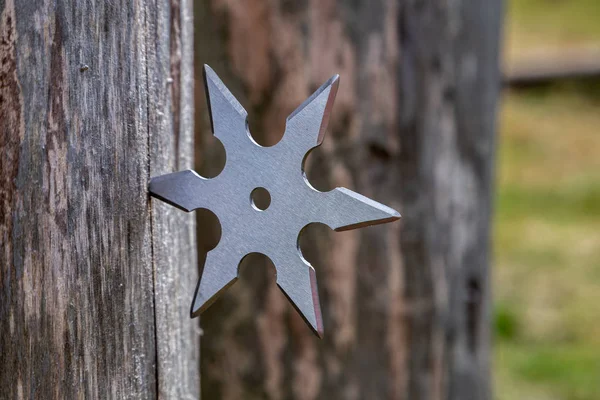 Shuriken (Wurfstern), traditionelle japanische Ninja-Kaltwaffe — Stockfoto