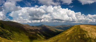 Bir yaz gününde güzel dağ manzarası. Karpat mountai