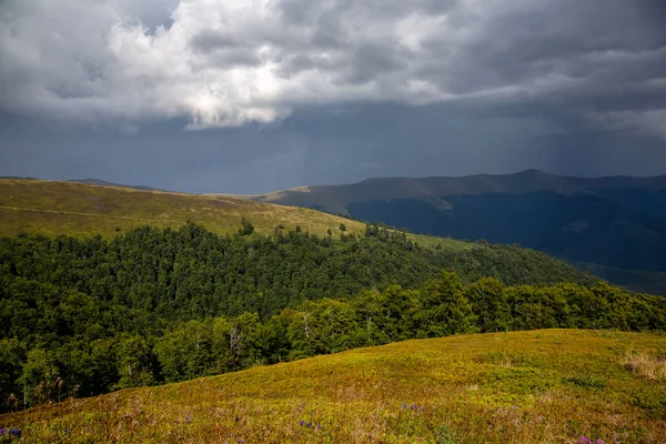 Bela paisagem montanhosa em tempo tempestuoso. Monte dos Cárpatos — Fotografia de Stock