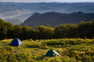 Bir turist çadırı ile güzel dağ manzara. Karpat mou