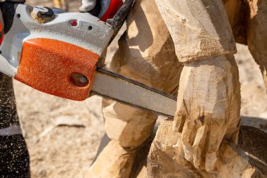 Testere ahşap üzerinde çalışıyor. Ahşap oyma heykeller. Odun testeresi.